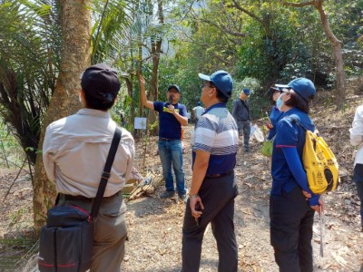 圖2. 國立中山大學顏副教授聖紘帶領民眾解說三合溪當地生態